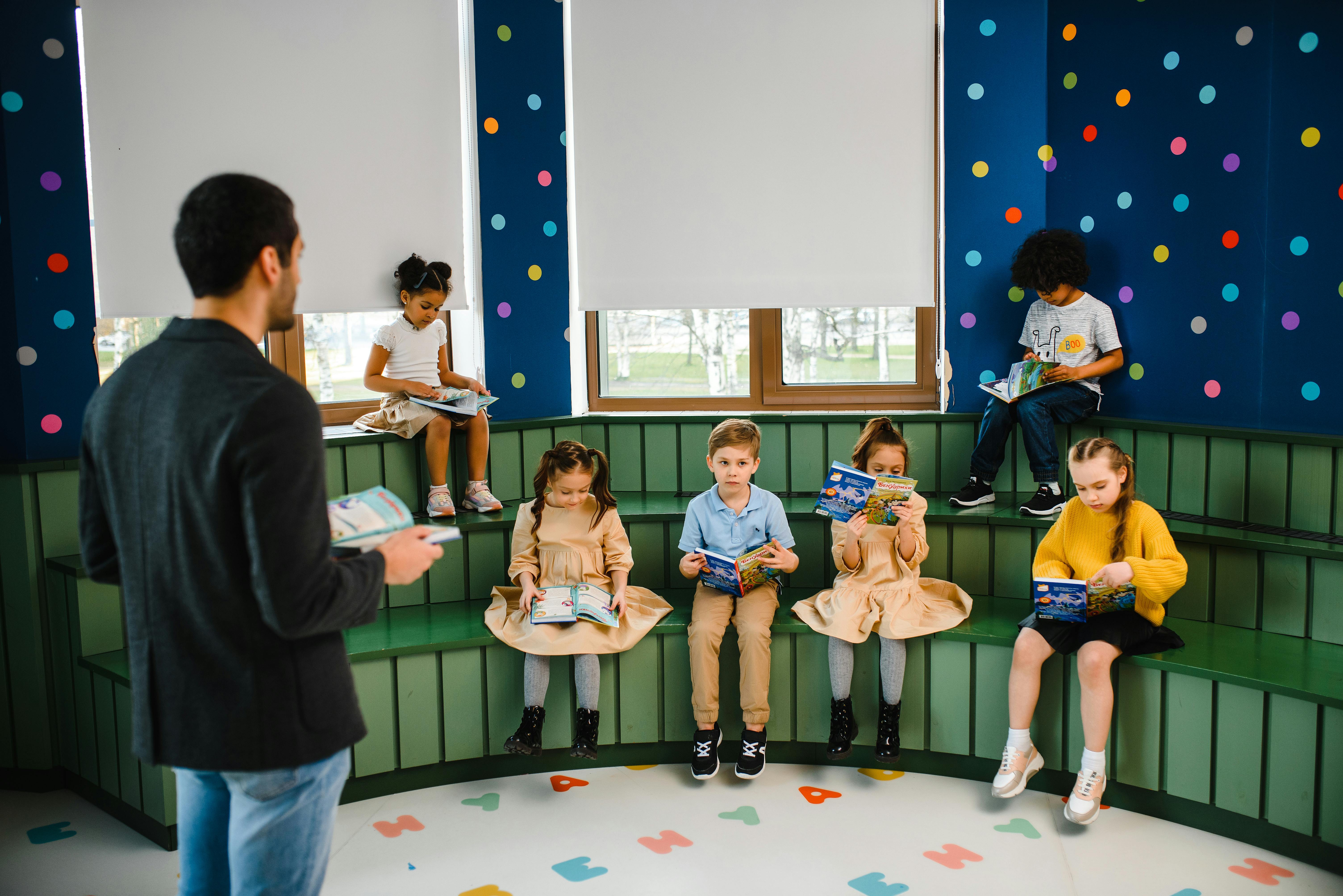 Crianças em momento de leitura com professor