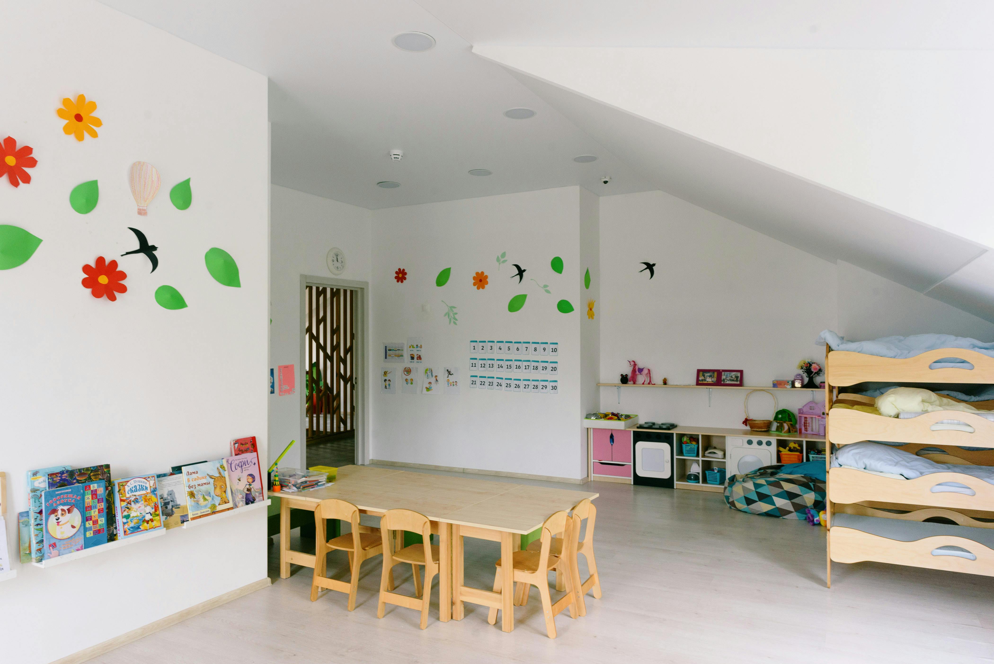 Sala infantil organizada e iluminada